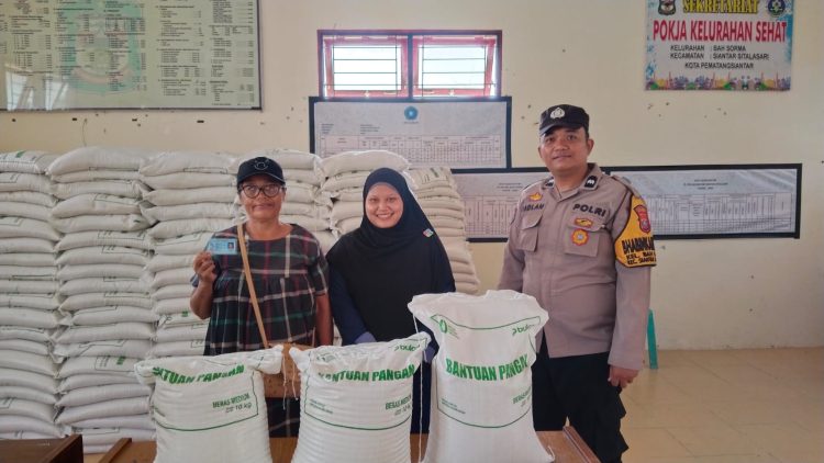 406 KK Terima Bantuan Beras, Bhabinkamtibmas Hadir Pastikan Distribusi di Bah Sorma Berjalan Aman