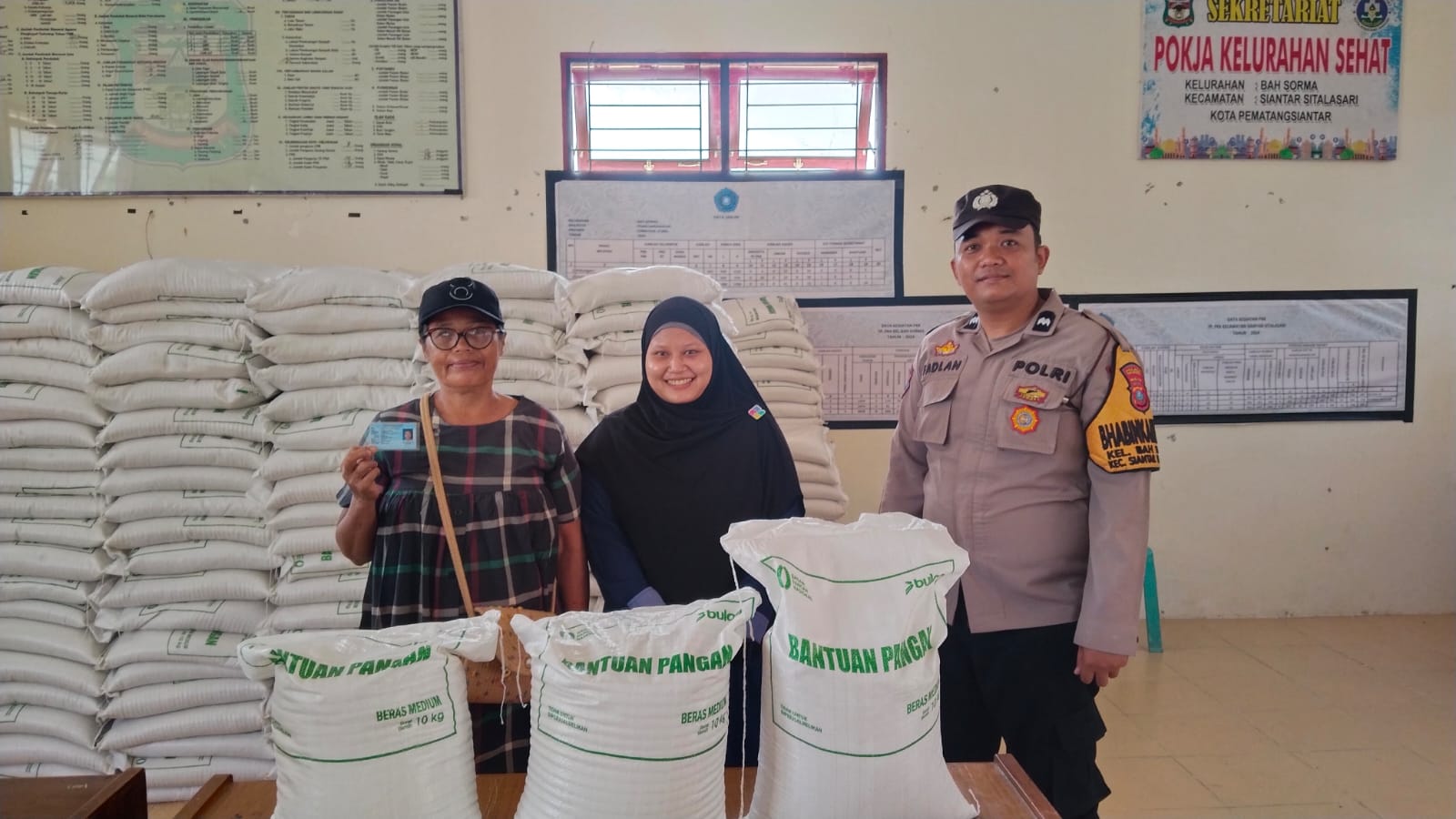 406 KK Terima Bantuan Beras, Bhabinkamtibmas Hadir Pastikan Distribusi di Bah Sorma Berjalan Aman