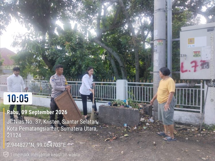 Bhabinkamtibmas Hadir di Tengah Warga, Gotong Royong Jaga Kebersihan Jalan Nias