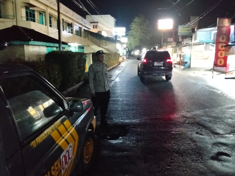 Malam Hari, Bhabinkamtibmas Siantar Barat Bergerak Cegah Gangguan Kamtibmas