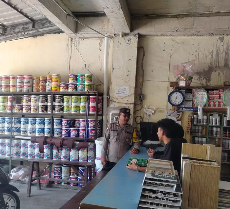 Sambangi Toko Warga, Bhabinkamtibmas Siantar Utara Tekankan Pesan Kamtibmas