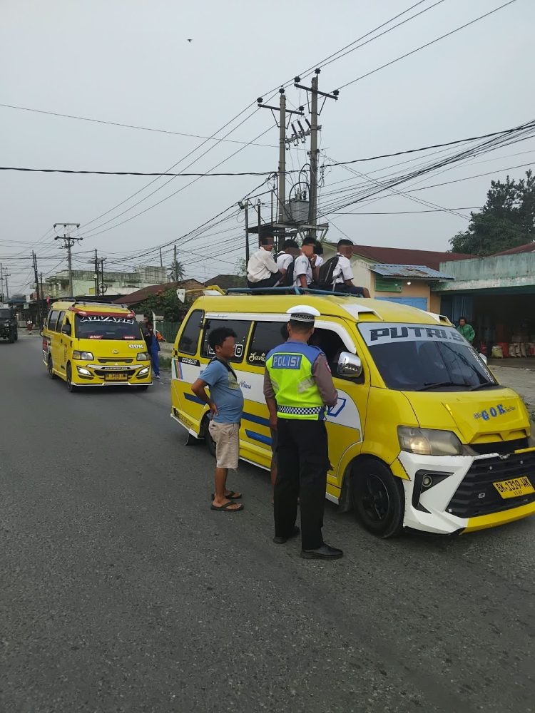 Cegah Penumpang Naik Atap, Satlantas Pematangsiantar Turun Ingatkan Supir Angkutan