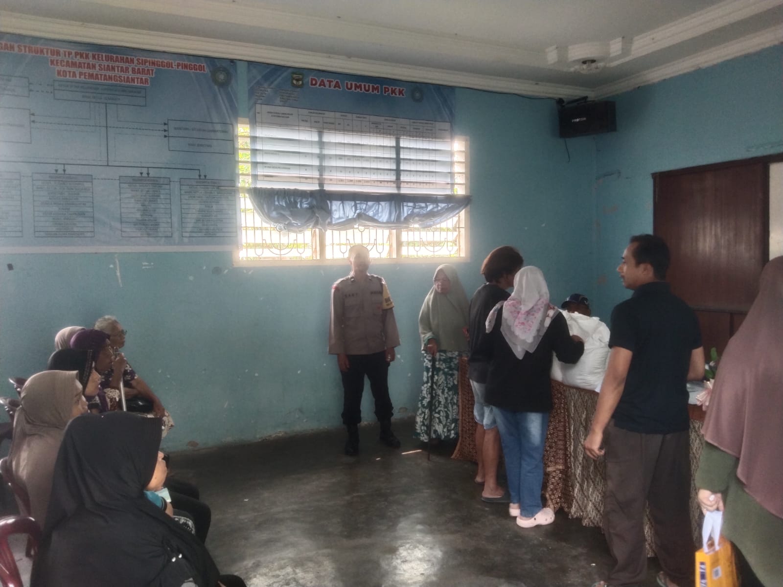 Bukan Sekadar Kawal, Bhabinkamtibmas Pantau Penyaluran 30 Kg Beras untuk 310 KK di Sipinggol-Pinggol