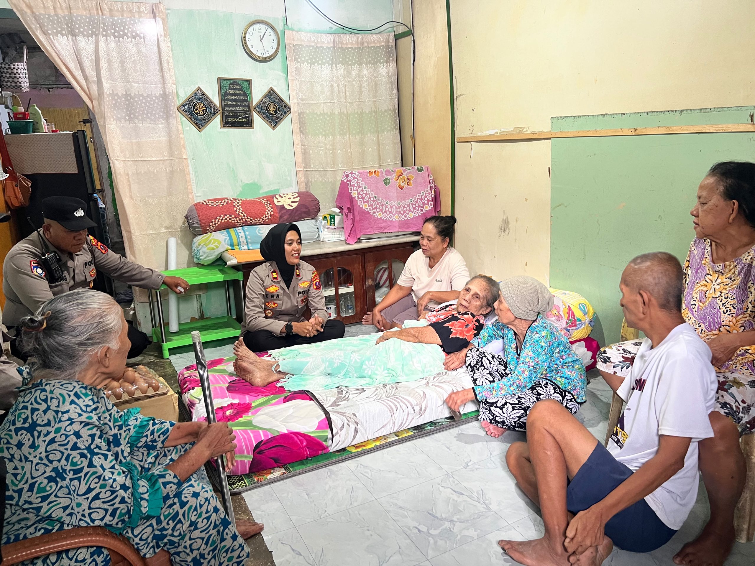 Tak Sekadar Jaga Kamtibmas, Polsek Siantar Selatan Hadir untuk Lansia Penderita Stroke