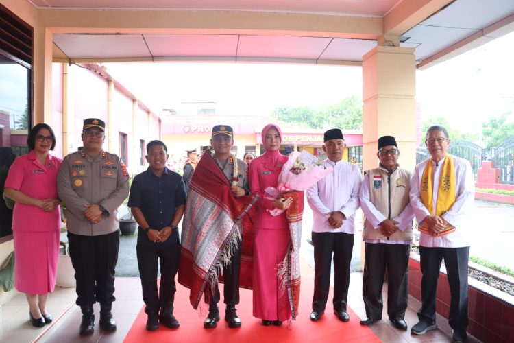 AKBP Budi Prasetyo Tiba di Mapolres Sibolga, Disambut Pedang Pora dan Mangulosi