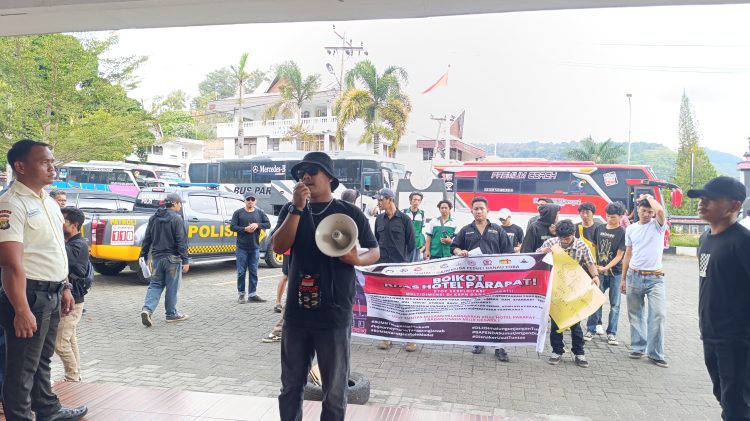 Tuntutan Transparansi IPAL dan Upah Lembur Buruh Memuncak, Massa AMPDT Bakar Ban di Depan Hotel Khas Parapat