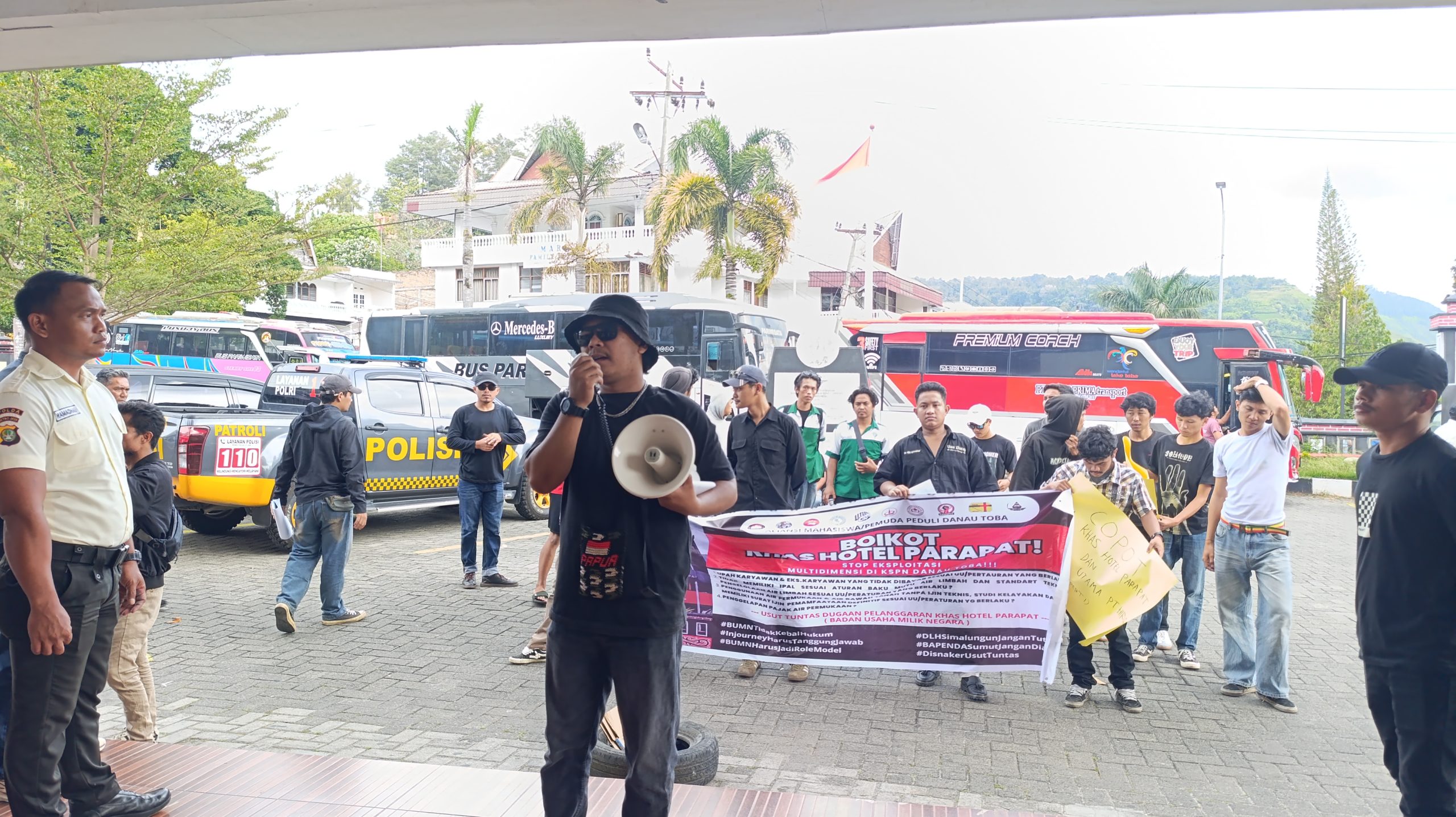 Tuntutan Transparansi IPAL dan Upah Lembur Buruh Memuncak, Massa AMPDT Bakar Ban di Depan Hotel Khas Parapat