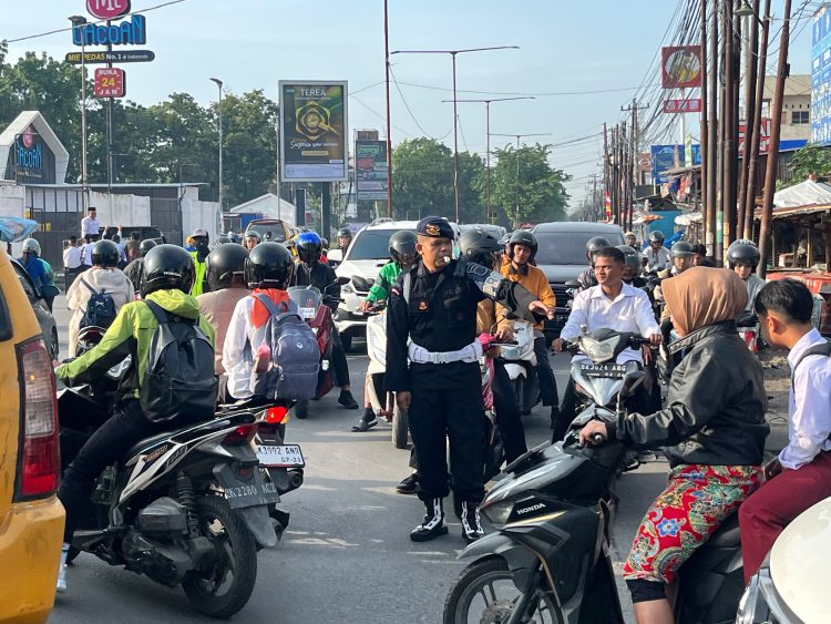 Di Tengah Padatnya Aktivitas Pagi, Brimob Polda Sumut Kawal Kelancaran Lalu Lintas di Medan