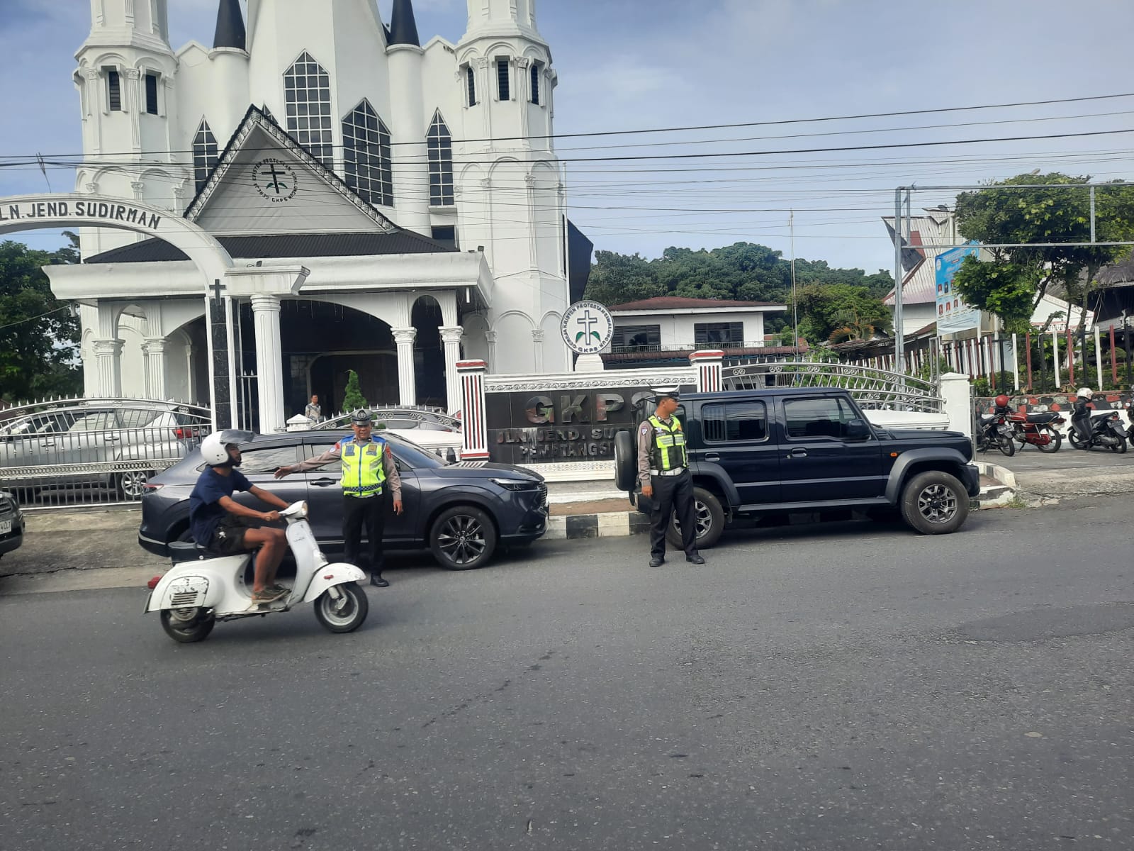 Jemaat Beribadah, Sat Lantas Polres Pematangsiantar Turun Jaga Keamanan dan Arus Lalu Lintas