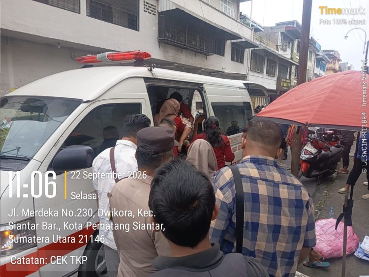 Laporan Masuk via Call Center 110, Polisi Bergerak Cepat Evakuasi Perempuan Pingsan di Jalan Merdeka