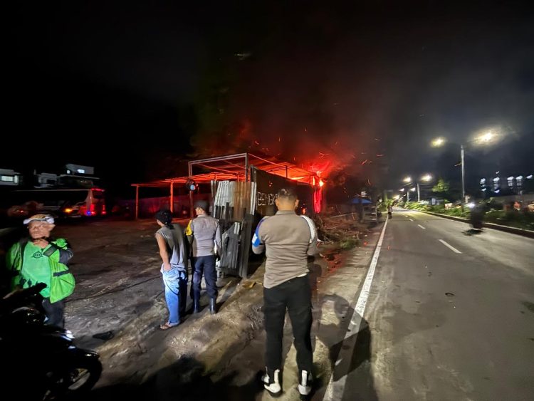 Api Lahap Gudang Spare Part Bengkel di Jalan SM Raja, Damkar Turunkan 6 Unit
