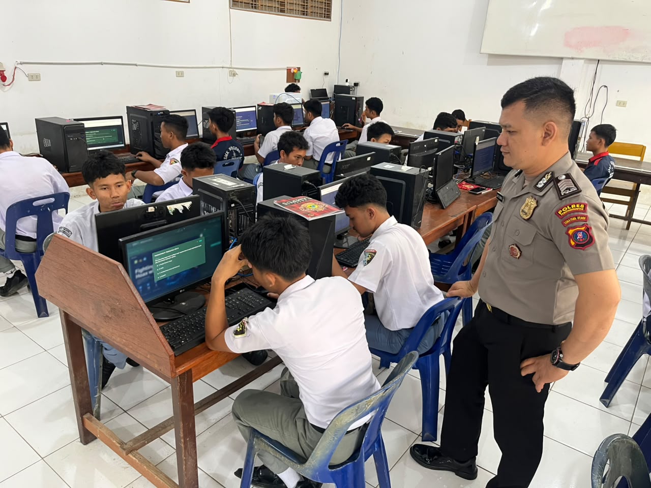 . Bukan Sekadar Kenal AI, 50 Siswa SMK Negeri 2 Tuntaskan Pelatihan hingga Raih Sertifikat
