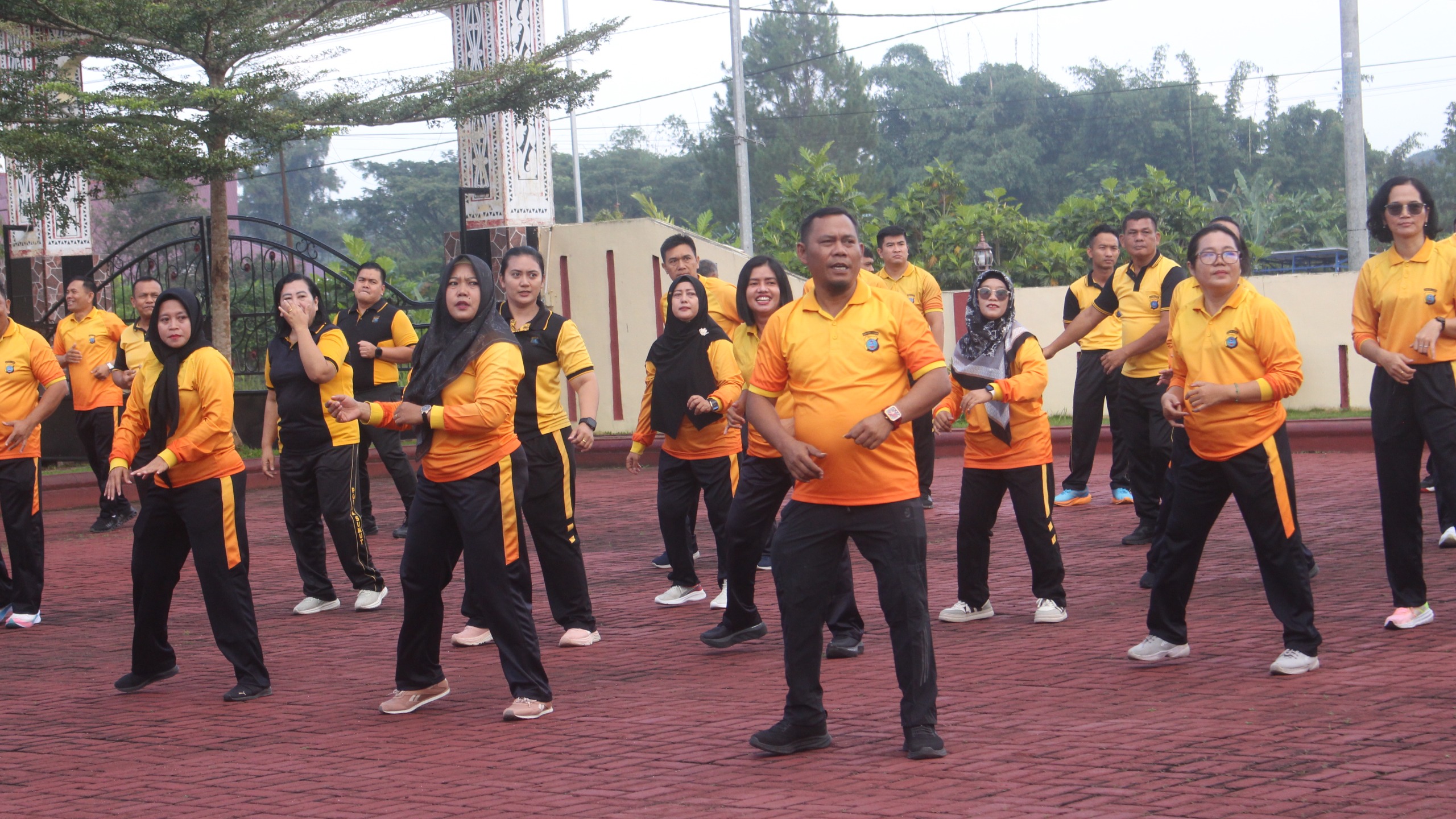 Semarak HKGB, Polres Simalungun dan Bhayangkari Kompak Olahraga Bersama hingga Bakti Kesehatan