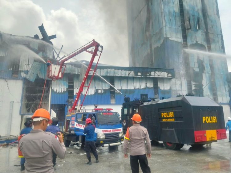Tiga Orang Meninggal dalam Kebakaran PT Evyap, Brimob Polda Sumut Bantu Pemadaman