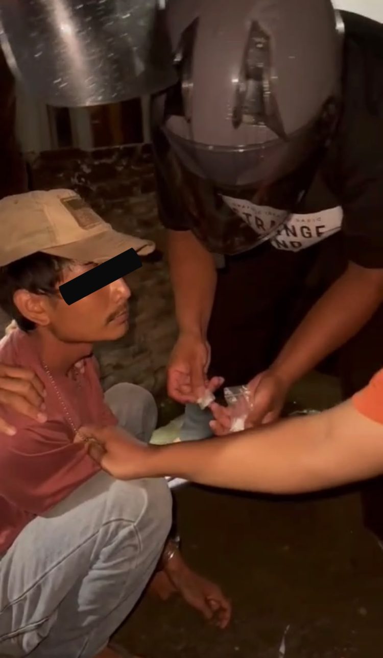 Polisi Tangkap Pemuda 25 Tahun Diduga Pengedar Sabu di Patumbak Medan – Satuan Reserse Narkoba (Satresnarkoba) Polrestabes Medan menangkap seorang pemuda berusia 25 tahun yang diduga sebagai pengedar narkotika jenis sabu di kawasan Patumbak, Kabupaten Deli Serdang, Sumatera Utara. Pelaku berinisial AO, warga Jalan Sari, Desa Marindal II, Kecamatan Patumbak, ditangkap personel Unit 3 Satresnarkoba Polrestabes Medan di Jalan Sejati, Desa Marindal I, Kecamatan Patumbak, pada Sabtu (12/9/2026) dini hari. Penangkapan dilakukan setelah polisi menerima informasi dari masyarakat terkait dugaan aktivitas jual beli narkotika yang dilakukan pelaku. Petugas kemudian melakukan penyelidikan selama beberapa hari sebelum meringkus AO saat diduga hendak melakukan transaksi narkoba. Kasat Resnarkoba Polrestabes Medan, AKBP Rafli Yusuf Nugraha, mengatakan dalam penangkapan tersebut petugas menyita delapan paket sabu yang diduga siap diedarkan. “Dari pelaku, kami menyita delapan paket sabu siap edar, sejumlah uang, enam plastik klip yang digunakan untuk membungkus narkoba, serta satu unit handphone,” kata Rafli, Jumat (18/9/2026). Rafli menyebutkan, berdasarkan hasil pemeriksaan sementara, AO diduga baru menjalankan aktivitas peredaran narkoba tersebut selama sekitar satu bulan. Kepada polisi, AO disebut mendapatkan pasokan narkotika dari seseorang berinisial B. Saat ini, B masih dalam pengejaran polisi. “Kami masih mengejar satu pelaku lagi yang berperan sebagai pemasok narkoba. Kami akan terus mengungkap jaringan peredaran narkoba, baik bandar maupun pengedar,” ujar Rafli. Saat ini, AO beserta barang bukti telah diamankan untuk menjalani proses hukum lebih lanjut.
