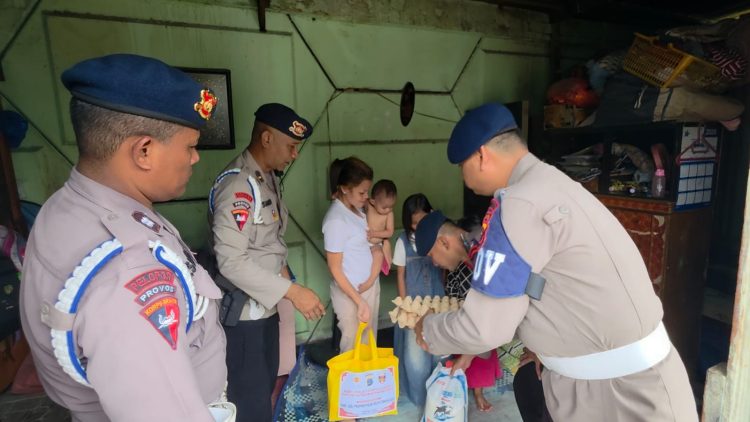 Brimob Polda Sumut Hadir di Tengah Masyarakat, Berbagi Sembako Penuh Kepedulian