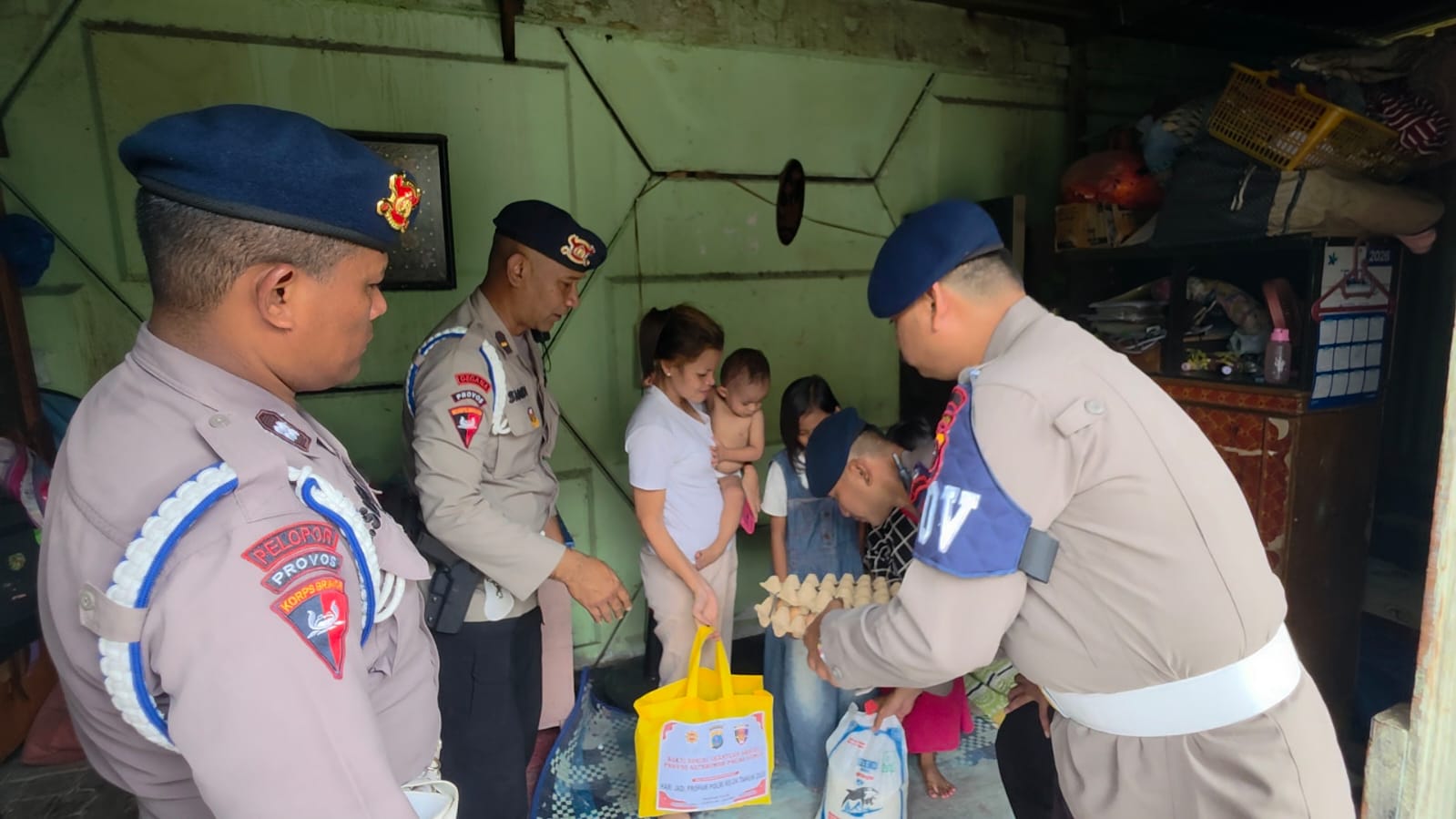 Brimob Polda Sumut Hadir di Tengah Masyarakat, Berbagi Sembako Penuh Kepedulian