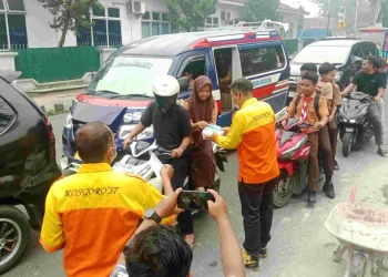 Hendra Pardede Bergerak Cepat! Kosgoro 57 Bagikan Masker di Tengah Kabut Asap yang Mengkhawatirkan di Siantar