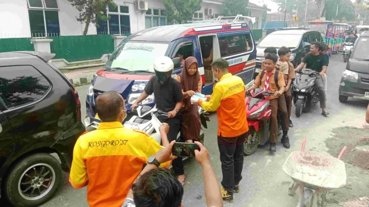 Hendra Pardede Bergerak Cepat! Kosgoro 57 Bagikan Masker di Tengah Kabut Asap yang Mengkhawatirkan di Siantar