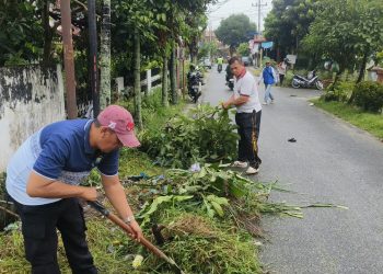 Cegah Banjir di Jalan Silimakuta, Polsek Siantar Barat Turun Gotong Royong Bersama Warga