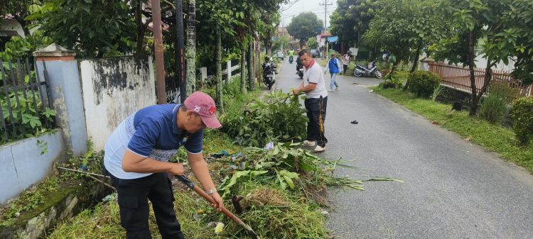 Cegah Banjir di Jalan Silimakuta, Polsek Siantar Barat Turun Gotong Royong Bersama Warga