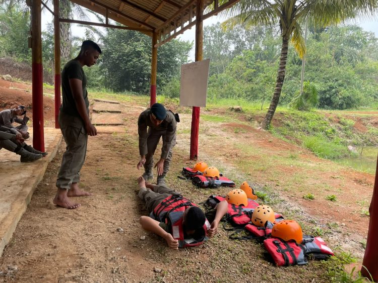1. Perkuat Misi Kemanusiaan, Brimob Sumut Tingkatkan Keterampilan SAR Melalui Latihan Water Rescue