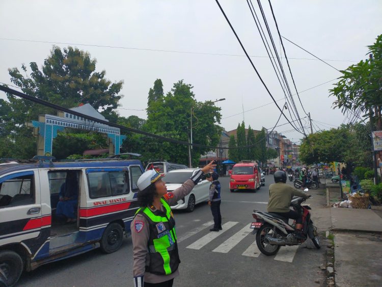 Kabel Semrawut Nyaris Menyentuh Trotoar, Satlantas Polres Siantar Turun Tangan
