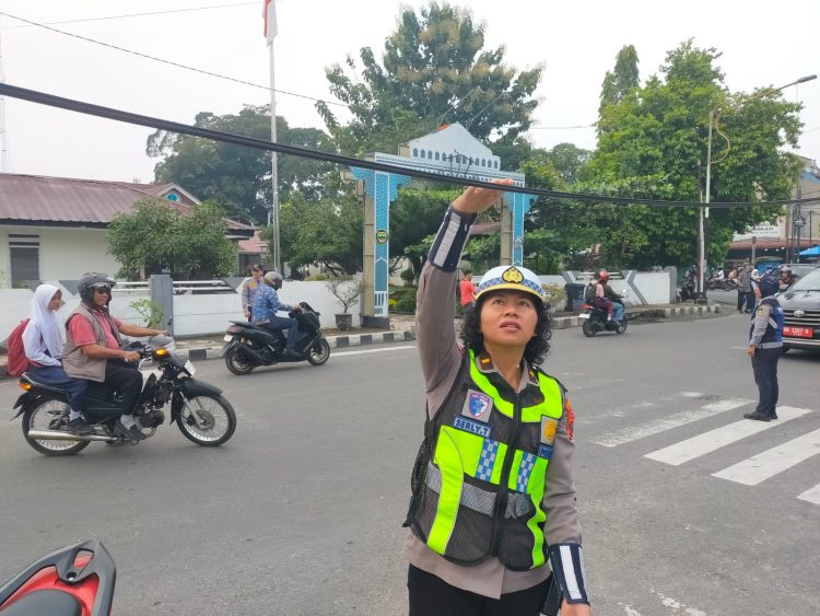 Bikin Waswas Pengendara, Kabel Semrawut Menjuntai di Jalan Kartini