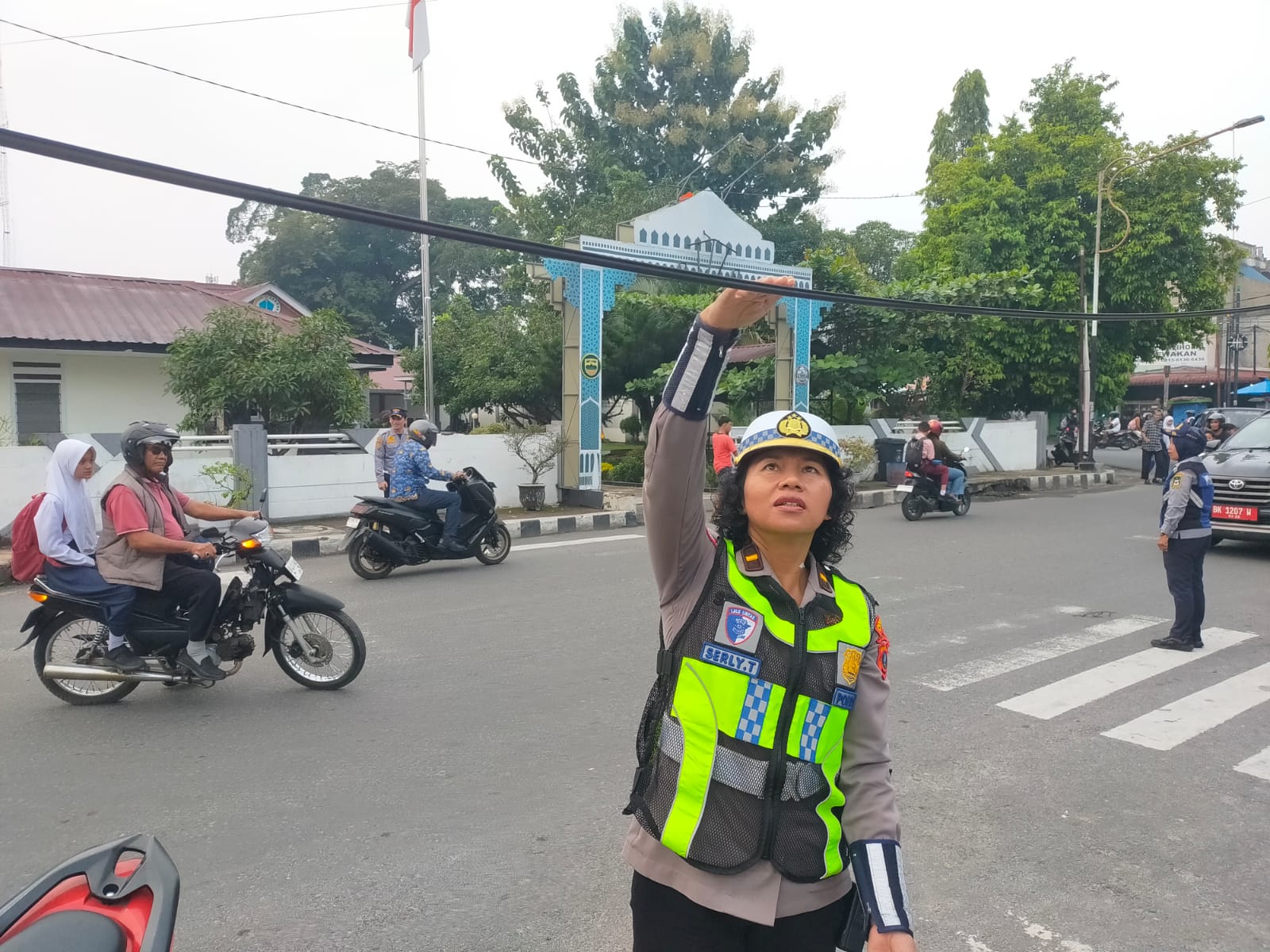 Bikin Waswas Pengendara, Kabel Semrawut Menjuntai di Jalan Kartini
