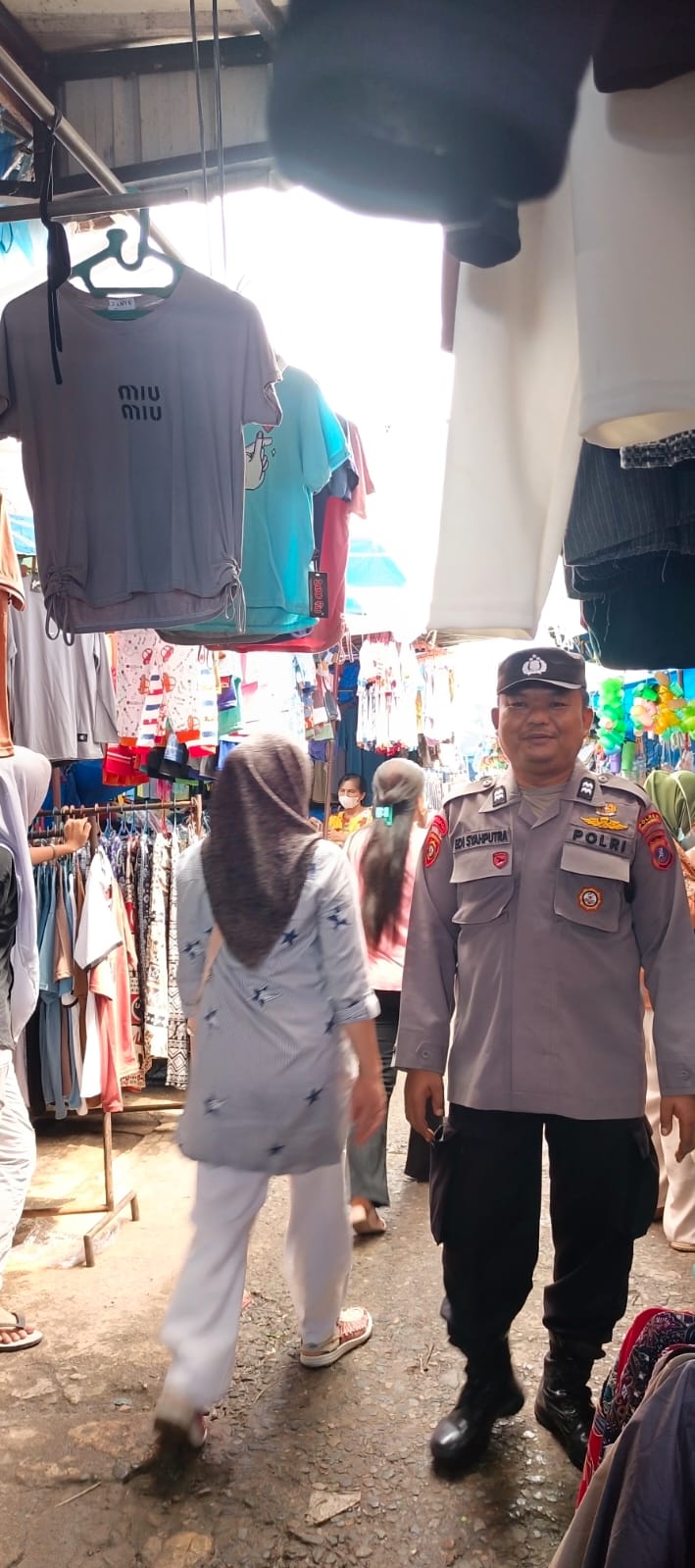 Pasar Horas Dipantau, Polsek Siantar Barat Jalan Kaki Antisipasi Copet dan 3C