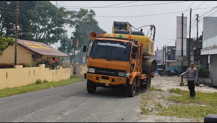 Akses KSPN Danau Toba Sempat Lumpuh, Polsek Sidamanik dan Dinas PU Bergerak Cepat Buka Jalan