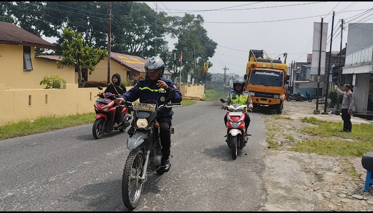 Akses KSPN Lingkar Danau Toba Tertutup Longsor, Polisi Kawal Alat Berat Bersihkan Jalan