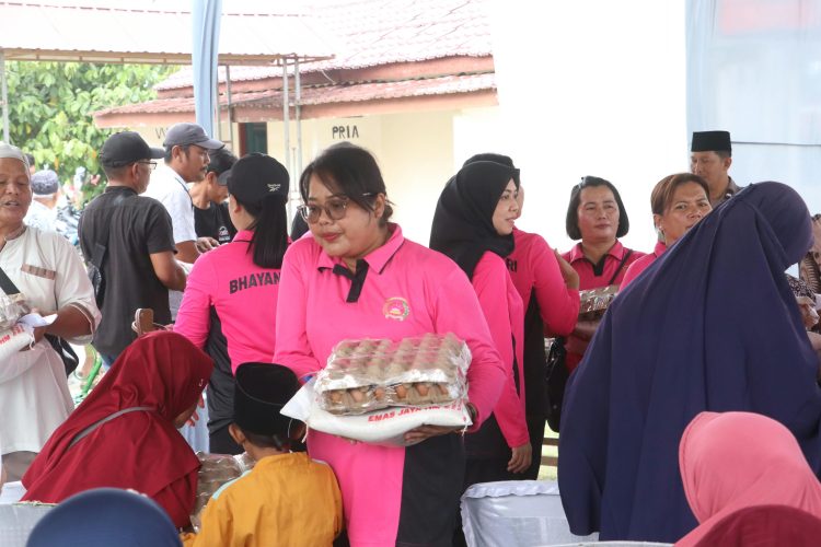 70 Warga Terima Sembako, Kapolres Simalungun Disodori Persoalan Narkoba dan Sulitnya Akses Kerja di PTPN IV