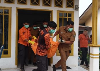 Berawal dari Rumah Terkunci dan Aroma Mencurigakan, Personel Polres Pematangsiantar Evakuasi Pria tewas Tergantung