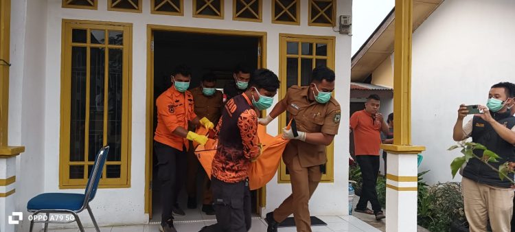 Berawal dari Rumah Terkunci dan Aroma Mencurigakan, Personel Polres Pematangsiantar Evakuasi Pria tewas Tergantung