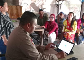 Dekat dengan Warga, Bhabinkamtibmas Siantar Selatan Dampingi Pendataan Perlindungan Sosial