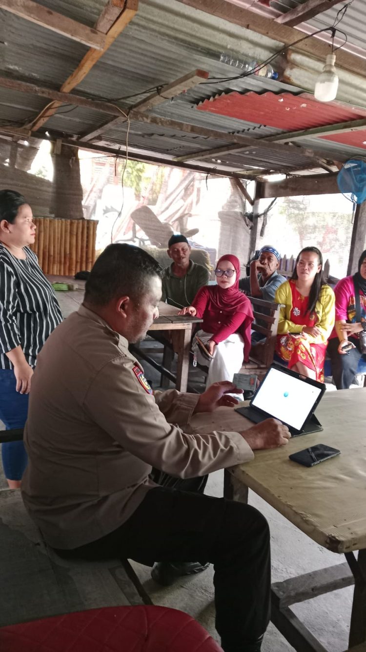 Dekat dengan Warga, Bhabinkamtibmas Siantar Selatan Dampingi Pendataan Perlindungan Sosial