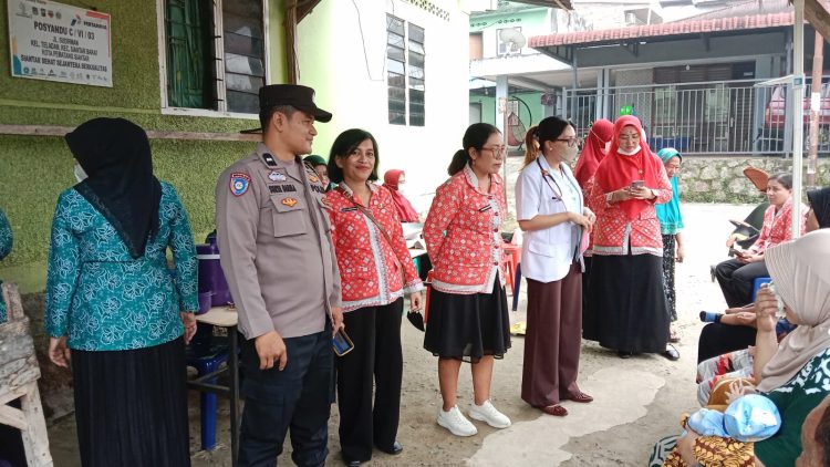 Perkuat Kedekatan dengan Warga, Bhabinkamtibmas Siantar Barat Dampingi Pelayanan Posyandu
