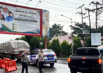 Tak Sekadar Mengatur Lalu Lintas, Kapolres Pematangsiantar Bantu Truk Kehabisan BBM