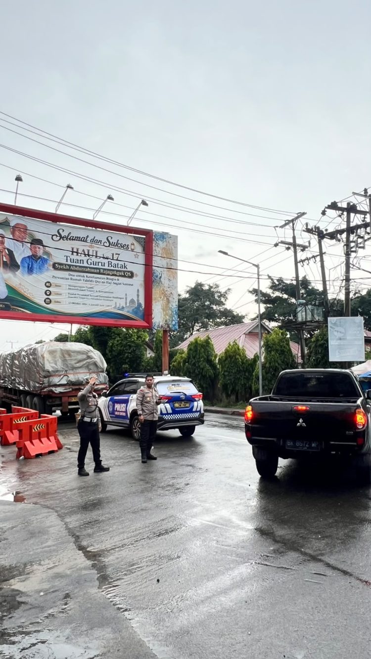 Tak Sekadar Mengatur Lalu Lintas, Kapolres Pematangsiantar Bantu Truk Kehabisan BBM