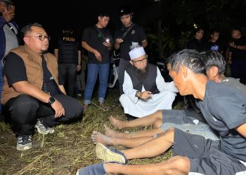 Tengah Malam, Polisi Obrak – Abrik Sarang Narkoba Jermal 12 3 Pelaku Diringkus, Belasan Paket Narkoba Disita MEDAN – Satresnarkoba Polrestabes Medan bersama tim gabungan, Senin (19/10) malam menggerebek sarang narkoba di Jermal 12 Desa Manunggal, Kec.Percut Sei Tuan. Dalam penggerebekan ini, petugas meringkus 3 pelaku, dan menyita belasan paket narkoba. Operasi pemberantasan sarang narkoba, dilakukan usai berdasarkan hasil pantauan tim gabungan, kembali ditemukan adanya sarang narkoba, yang baru sepekan berdiri. Dipimpin Kasatresnarkoba Polrestabes Medan, AKBP Rafli Yusuf Nugraha, SH, SIK, MIP, tim gabungan pun kemudian bergerak cepat ke lokasi. Hasilnya, 3 pelaku yakni HN (35) dan MA (19) warga Kec.Medan Denai, serta IG (47) warga Kec.Medan Sunggal, berhasil diringkus tim gabungan di lokasi. “Ada 3 orang yang kami amankan, dan kami duga sebagai pengguna narkoba. Kami juga menemukan barang bukti seperti alat hisap narkoba, 2 paket sabu, dan 14 paket ganja kering di lokasi,” ungkap Rafli. Di lokasi penggerebekan, tim gabungan kemudian menghancurkan 2 barak narkoba yang menurut warga setempat baru sepekan berdiri. Barak – barak narkoba itu, kemudian dibakar agar tidak lagi digunakan sebagai tempat penyalahgunaan narkoba. “Barak narkoba kami hancurkan dan kami bakar, ini komitmen kami bersama. Lokasi ini merupakan lokasi dengan status pantauan utama tim gabungan, nantinya jika praktek serupa kembali ditemukan, maka penggerebekan serupa akan kami lakukan,” tambah Rafli. Dalam kasus ini, tim gabungan kini sedang mengejar aktor intelektual dibalik berdirinya sarang narkoba di Kawasan Jermal 12 ini. Petugas, sudah mengantongi identitas aktor intelektual tersebut. “Kami ultimatul untuk pelaku narkoba baik itu pengedar maupun bandar, modus ataupun tempat ada bisa saja berubah, namun kami tidak akan pernah kehilangan lanhkah. Pulihkan pengguna, putus mata rantai bandar narkoba, Polisi bersama masyarakat,” pungkasnya.
