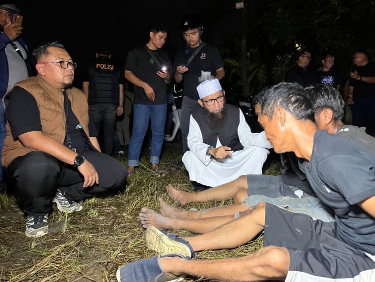 Tengah Malam, Polisi Obrak – Abrik Sarang Narkoba Jermal 12 3 Pelaku Diringkus, Belasan Paket Narkoba Disita MEDAN – Satresnarkoba Polrestabes Medan bersama tim gabungan, Senin (19/10) malam menggerebek sarang narkoba di Jermal 12 Desa Manunggal, Kec.Percut Sei Tuan. Dalam penggerebekan ini, petugas meringkus 3 pelaku, dan menyita belasan paket narkoba. Operasi pemberantasan sarang narkoba, dilakukan usai berdasarkan hasil pantauan tim gabungan, kembali ditemukan adanya sarang narkoba, yang baru sepekan berdiri. Dipimpin Kasatresnarkoba Polrestabes Medan, AKBP Rafli Yusuf Nugraha, SH, SIK, MIP, tim gabungan pun kemudian bergerak cepat ke lokasi. Hasilnya, 3 pelaku yakni HN (35) dan MA (19) warga Kec.Medan Denai, serta IG (47) warga Kec.Medan Sunggal, berhasil diringkus tim gabungan di lokasi. “Ada 3 orang yang kami amankan, dan kami duga sebagai pengguna narkoba. Kami juga menemukan barang bukti seperti alat hisap narkoba, 2 paket sabu, dan 14 paket ganja kering di lokasi,” ungkap Rafli. Di lokasi penggerebekan, tim gabungan kemudian menghancurkan 2 barak narkoba yang menurut warga setempat baru sepekan berdiri. Barak – barak narkoba itu, kemudian dibakar agar tidak lagi digunakan sebagai tempat penyalahgunaan narkoba. “Barak narkoba kami hancurkan dan kami bakar, ini komitmen kami bersama. Lokasi ini merupakan lokasi dengan status pantauan utama tim gabungan, nantinya jika praktek serupa kembali ditemukan, maka penggerebekan serupa akan kami lakukan,” tambah Rafli. Dalam kasus ini, tim gabungan kini sedang mengejar aktor intelektual dibalik berdirinya sarang narkoba di Kawasan Jermal 12 ini. Petugas, sudah mengantongi identitas aktor intelektual tersebut. “Kami ultimatul untuk pelaku narkoba baik itu pengedar maupun bandar, modus ataupun tempat ada bisa saja berubah, namun kami tidak akan pernah kehilangan lanhkah. Pulihkan pengguna, putus mata rantai bandar narkoba, Polisi bersama masyarakat,” pungkasnya.