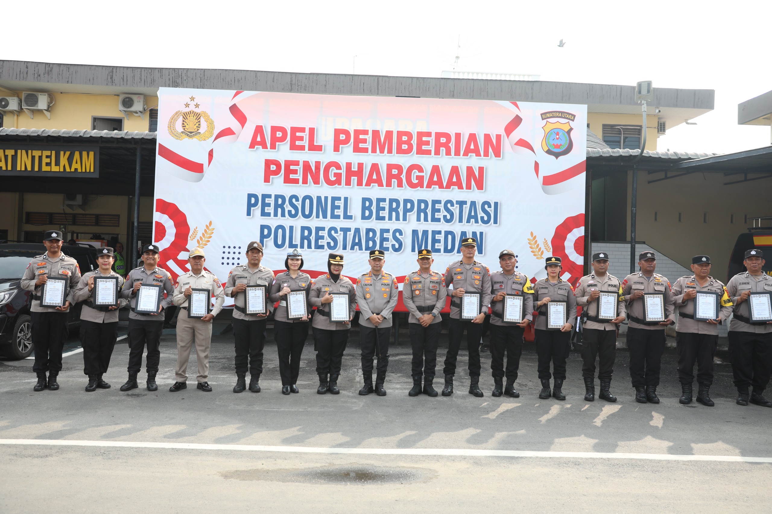 Kapolrestabes Medan Apresiasi 14 Personel Berprestasi, dari Aksi Kemanusiaan hingga Inovasi Publik