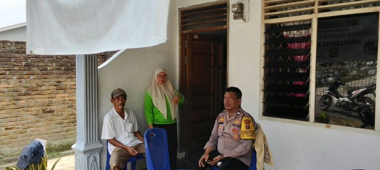 Bantu Warga Kurang Mampu Akses Bansos PKH dan BPNT, Bhabinkamtibmas Nagapitu Turun Langsung