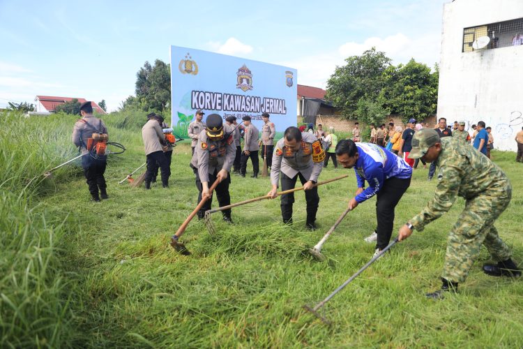 Dari Perang Narkoba hingga Kebersihan Lingkungan, Kapolrestabes Medan Rangkul Warga Jermal MEDAN – Upaya menciptakan kawasan Jermal yang aman dan bersih tidak cukup hanya mengandalkan aparat kepolisian. Kepedulian dan keterlibatan masyarakat menjadi bagian penting dalam menjaga lingkungan, sekaligus memerangi penyalahgunaan dan peredaran narkoba. Pesan tersebut disampaikan Kapolrestabes Medan Kombes Pol Dr. Jean Calvijn Simanjuntak, S.I.K., M.H., saat memimpin kegiatan Green Policing di Jalan Jermal VII, Kelurahan Denai, Kecamatan Medan Denai, Jumat (30/10). Dalam kegiatan yang melibatkan unsur TNI, pemerintah kecamatan dan kelurahan, tokoh masyarakat, pelajar, serta warga setempat itu, Jean Calvijn mengajak seluruh elemen masyarakat membangun kepedulian terhadap lingkungan tempat tinggal. Melalui apel bersama, Kapolrestabes mengarahkan personel Polrestabes Medan dan unsur Forkopimca untuk menggalakkan gotong royong membersihkan jalan, parit, dan fasilitas umum. Masyarakat juga diimbau tidak membuang sampah sembarangan, menjaga kebersihan drainase, serta mengurangi kebiasaan membakar sampah yang dapat menimbulkan pencemaran udara. Namun, Green Policing di kawasan Jermal tidak hanya berbicara tentang kebersihan lingkungan. Kapolrestabes Medan turut mengajak masyarakat mendukung program Quick Wins Kapolri dalam mewujudkan kawasan Jermal bebas narkoba. Pemberantasan narkoba membutuhkan keterlibatan bersama. Masyarakat diharapkan berani peduli, menjaga lingkungan pergaulan, serta berperan aktif membantu kepolisian mencegah dan memberantas peredaran narkoba di wilayahnya. Untuk memperkuat upaya tersebut, Bhabinkamtibmas juga didorong terus melakukan sambang dan dialog kamtibmas. Komunikasi langsung dengan warga diharapkan dapat menumbuhkan kepedulian terhadap kebersihan, keamanan, dan ketertiban lingkungan. Kegiatan ini turut dihadiri Camat Medan Denai Yogi Prayoga, S.IP., Kapolsek Medan Area Kompol Agus Manimbul Butar Butar, S.H., Danramil 03/MD Kapten Inf Hendrik Sihombing, Lurah Denai Irwansyah, S.Pd., M.Pd., para pejabat utama Polrestabes Medan, perangkat kecamatan dan kelurahan, petugas P3SU, tokoh masyarakat, serta guru dan siswa SMP Negeri 23 Medan. Melalui Green Policing, Polrestabes Medan membangun sinergi bersama TNI, pemerintah setempat, dan masyarakat. Harapannya, Jermal tidak hanya semakin bersih dan tertata, tetapi juga menjadi lingkungan yang aman, sehat, serta terbebas dari ancaman narkoba.