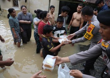 Banjir Sungai Deli Berdampak pada 890 KK di Medan Maimun, Polrestabes Medan Salurkan Bantuan
