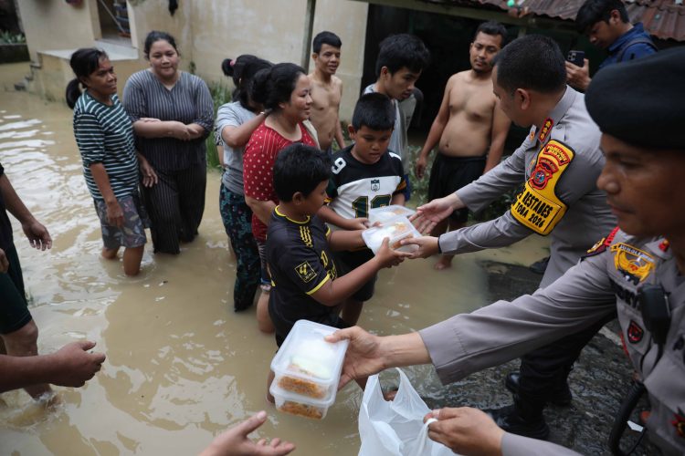 Banjir Sungai Deli Berdampak pada 890 KK di Medan Maimun, Polrestabes Medan Salurkan Bantuan