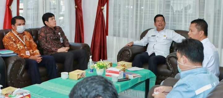 Bupati Simalungun RHS saat menerima audiensi Direktur Politeknik Teknologi Kimia Industri  bersama manajemen PT Unilever Oleochemical Indonesia terkait kerjasama pendidikan vokasi.