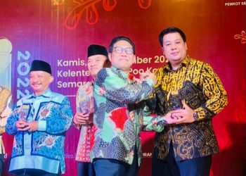 Bupati Samosir Vandiko Gultom, menerima penghargaan dari Mendes PDTT Abdul Halim Iskandar, Kamis 22 September 2022.