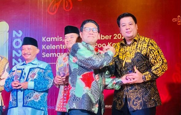 Bupati Samosir Vandiko Gultom, menerima penghargaan dari Mendes PDTT Abdul Halim Iskandar, Kamis 22 September 2022.